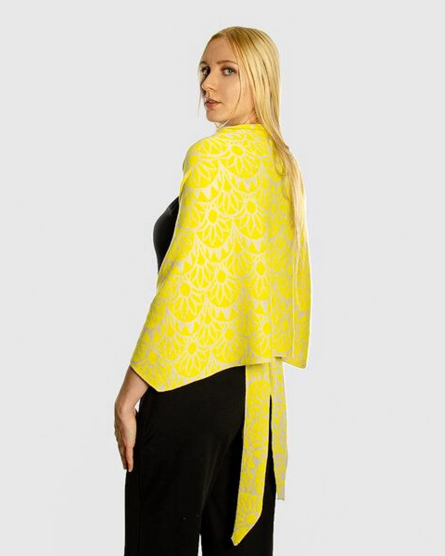 LANARTO slow fashion Schultertuch Sonne aus Bio-Baumwolle in zitrone und natur made in germany – Ansicht 3