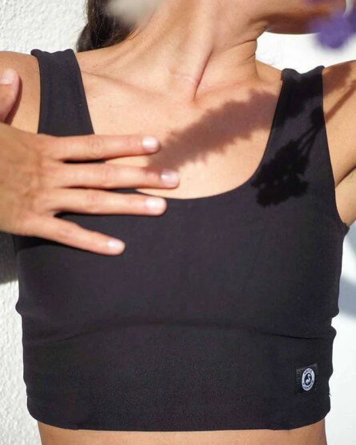 Arctic Flamingo Minimalistisches Yoga Top aus TENCEL Lyocell Faser - Yoga Croptop - Cropped Sporttop aus Naturfasern. Vorderteil doppellagig.