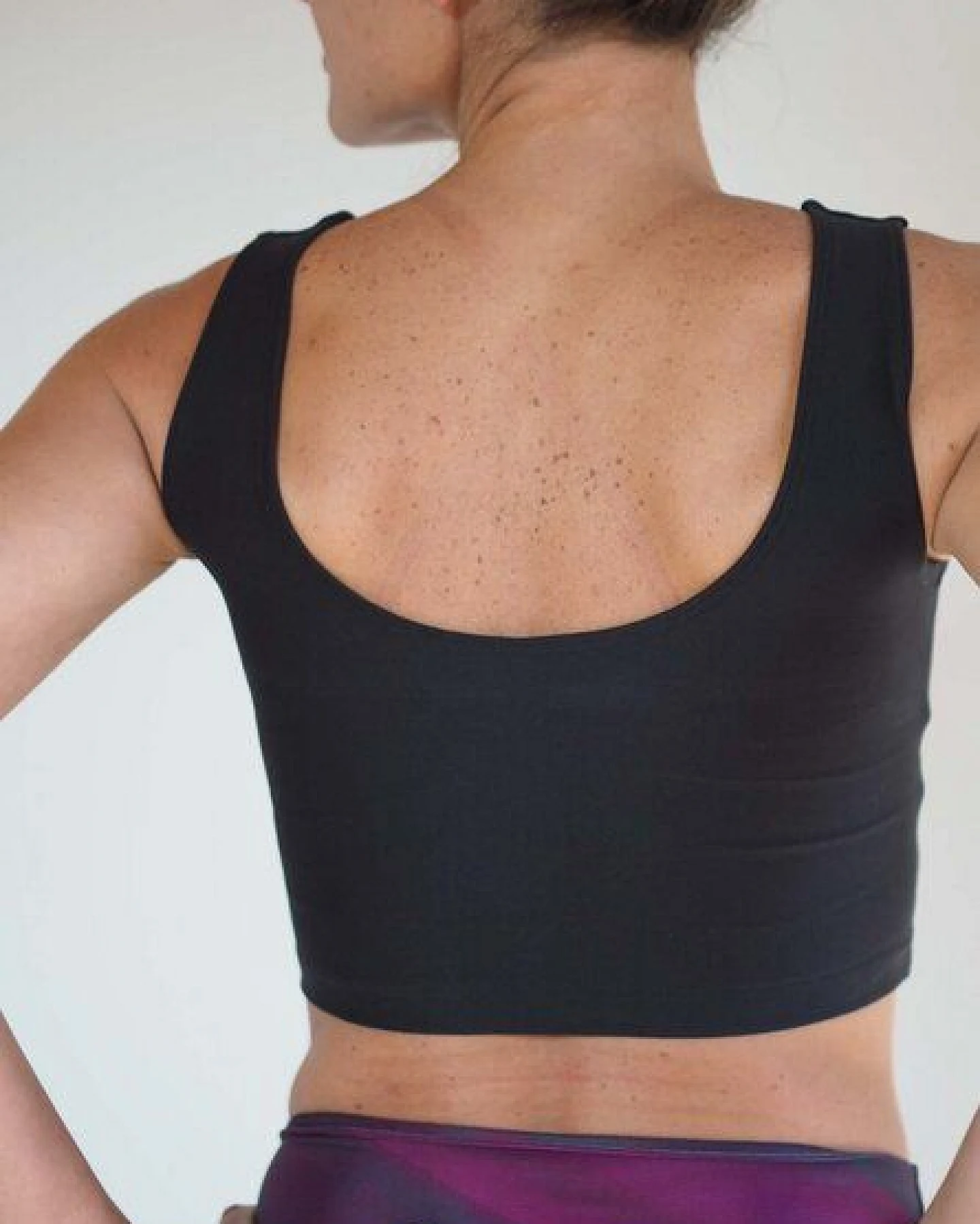 Arctic Flamingo Minimalistisches Yoga Top aus TENCEL Lyocell Faser - Yoga Croptop - Cropped Sporttop aus Naturfasern. Vorderteil doppellagig. – Ansicht 2