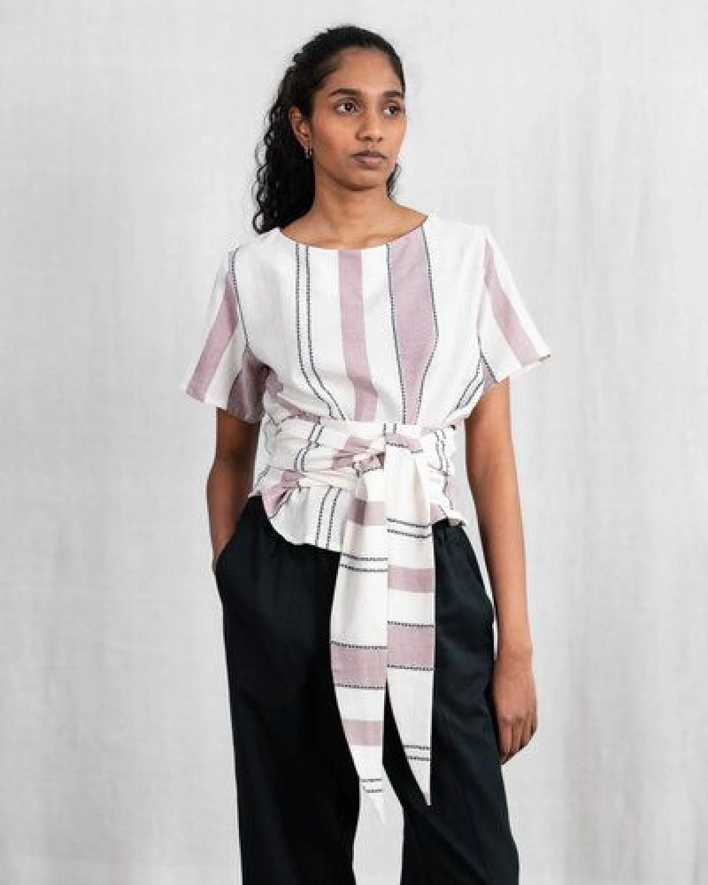Jyoti - Fair Works Baumwoll Wickelshirt Amaranth Webmuster Altrosa – Ansicht 2