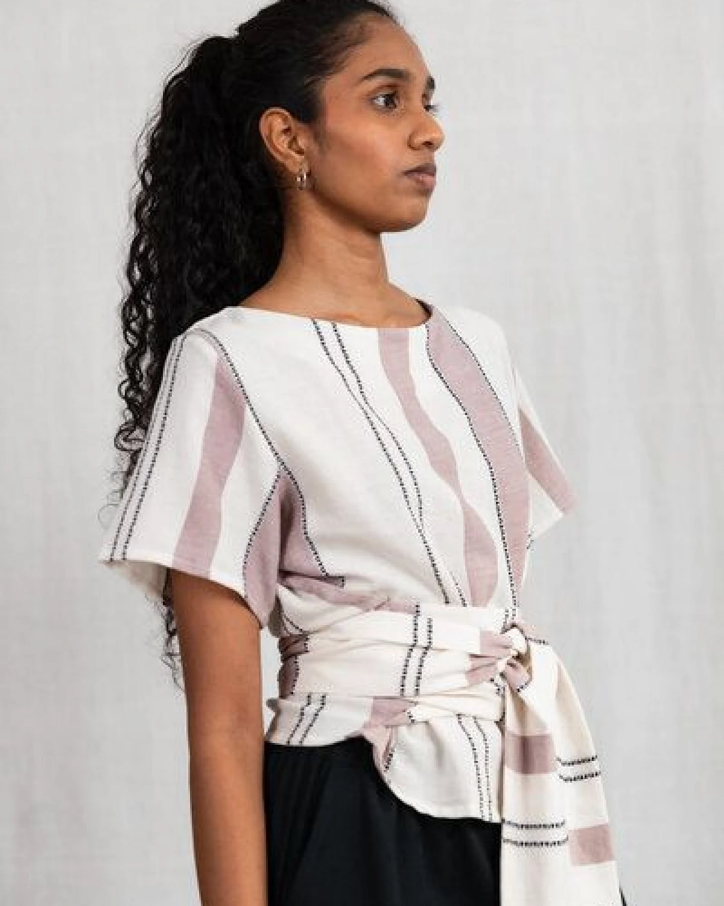 Jyoti - Fair Works Baumwoll Wickelshirt Amaranth Webmuster Altrosa – Ansicht 3