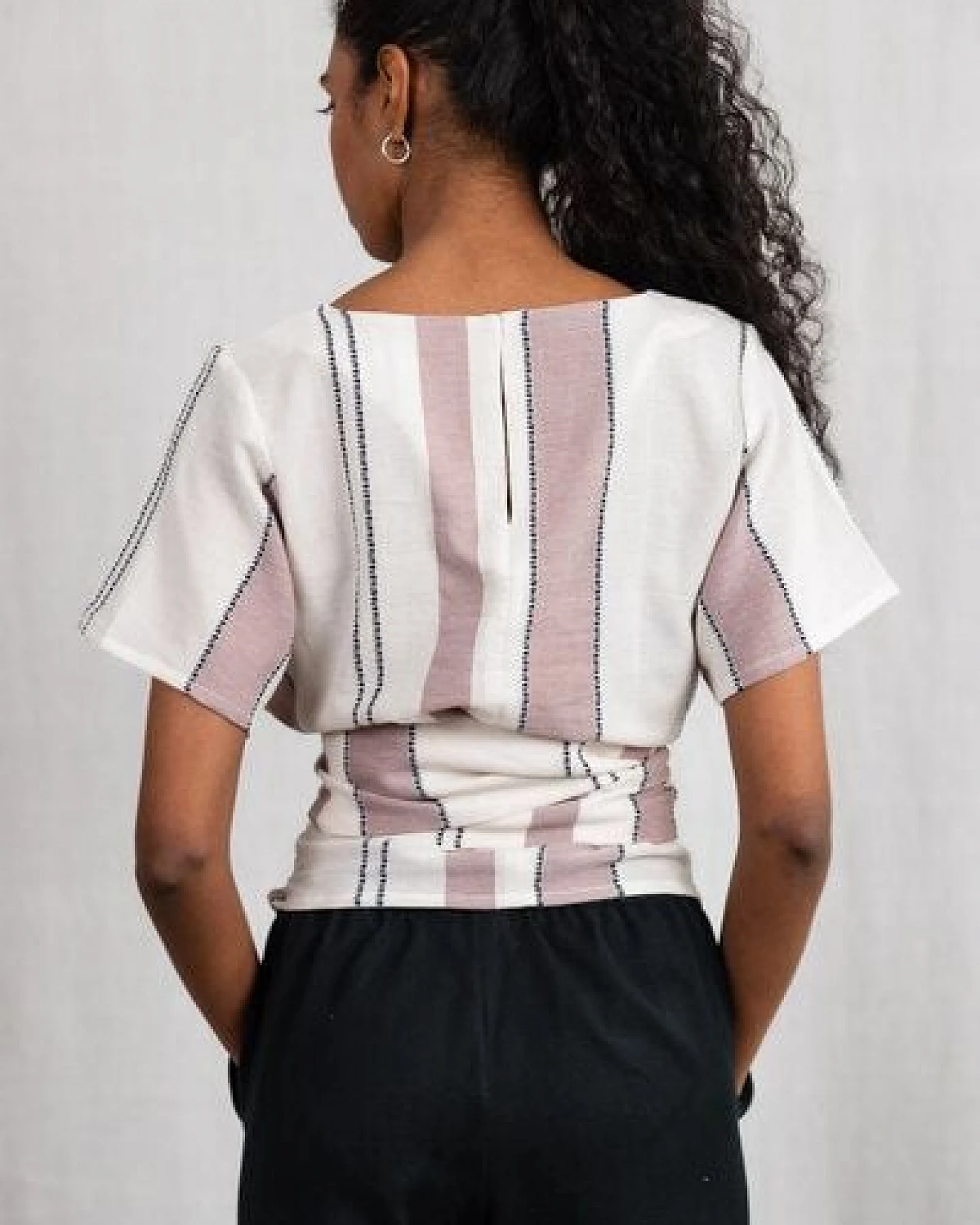 Jyoti - Fair Works Baumwoll Wickelshirt Amaranth Webmuster Altrosa – Ansicht 4
