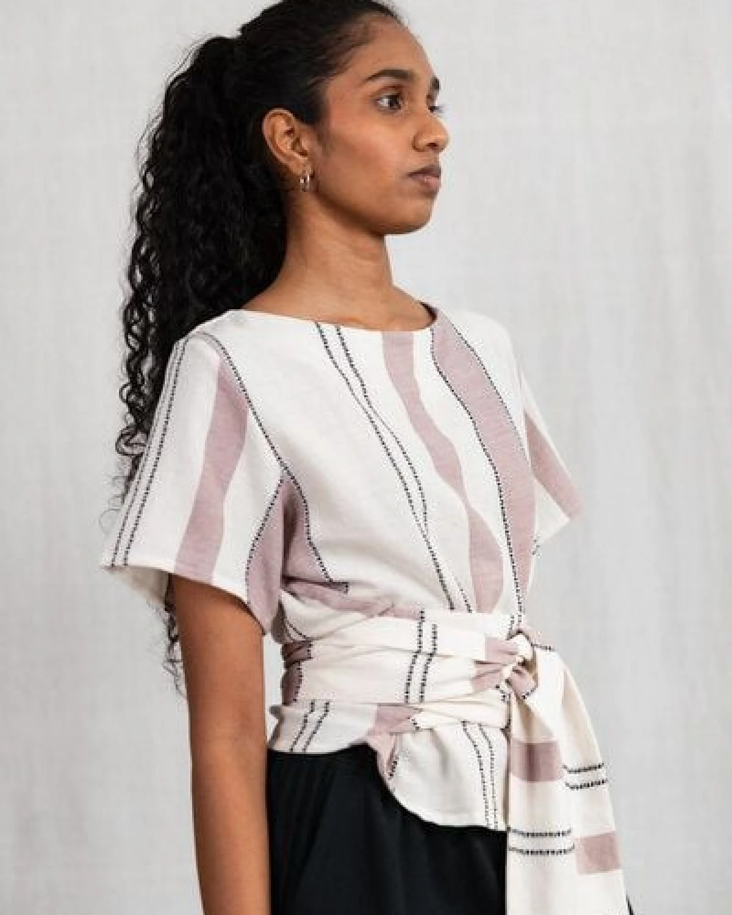 Jyoti - Fair Works Baumwoll Wickelshirt Amaranth Webmuster Altrosa – Ansicht 3