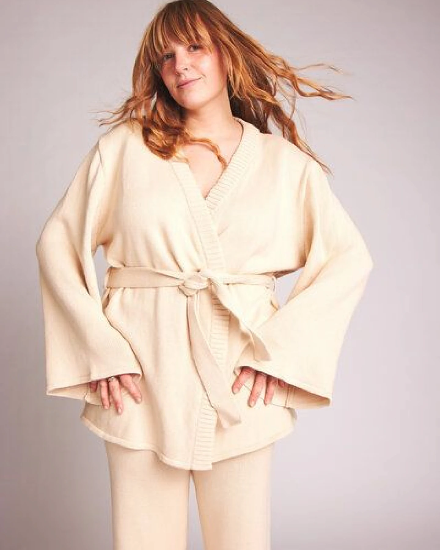 Baìge the Label Strickjacke mit Bindegürtel Cali aus Bio-Baumwolle – Ansicht 2