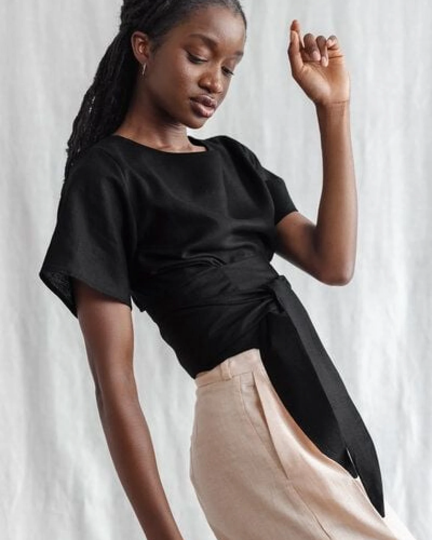 Jyoti - Fair Works Bio-Baumwoll Wickelshirt Amaranth Schwarz – Ansicht 2