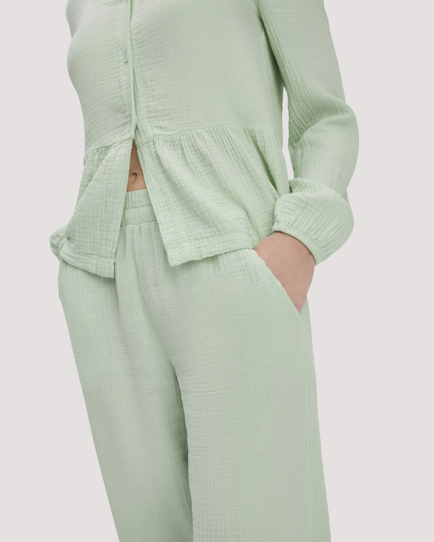 hessnatur Damen Musselin Schlafhose Regular PURE COMFORT aus Bio-Baumwolle - grün - Größe 42 – Ansicht 2