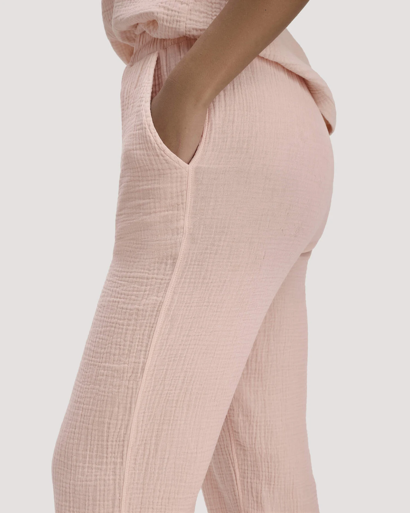 hessnatur Damen Musselin Schlafhose Regular PURE COMFORT aus Bio-Baumwolle - rosa - Größe 46 – Ansicht 2