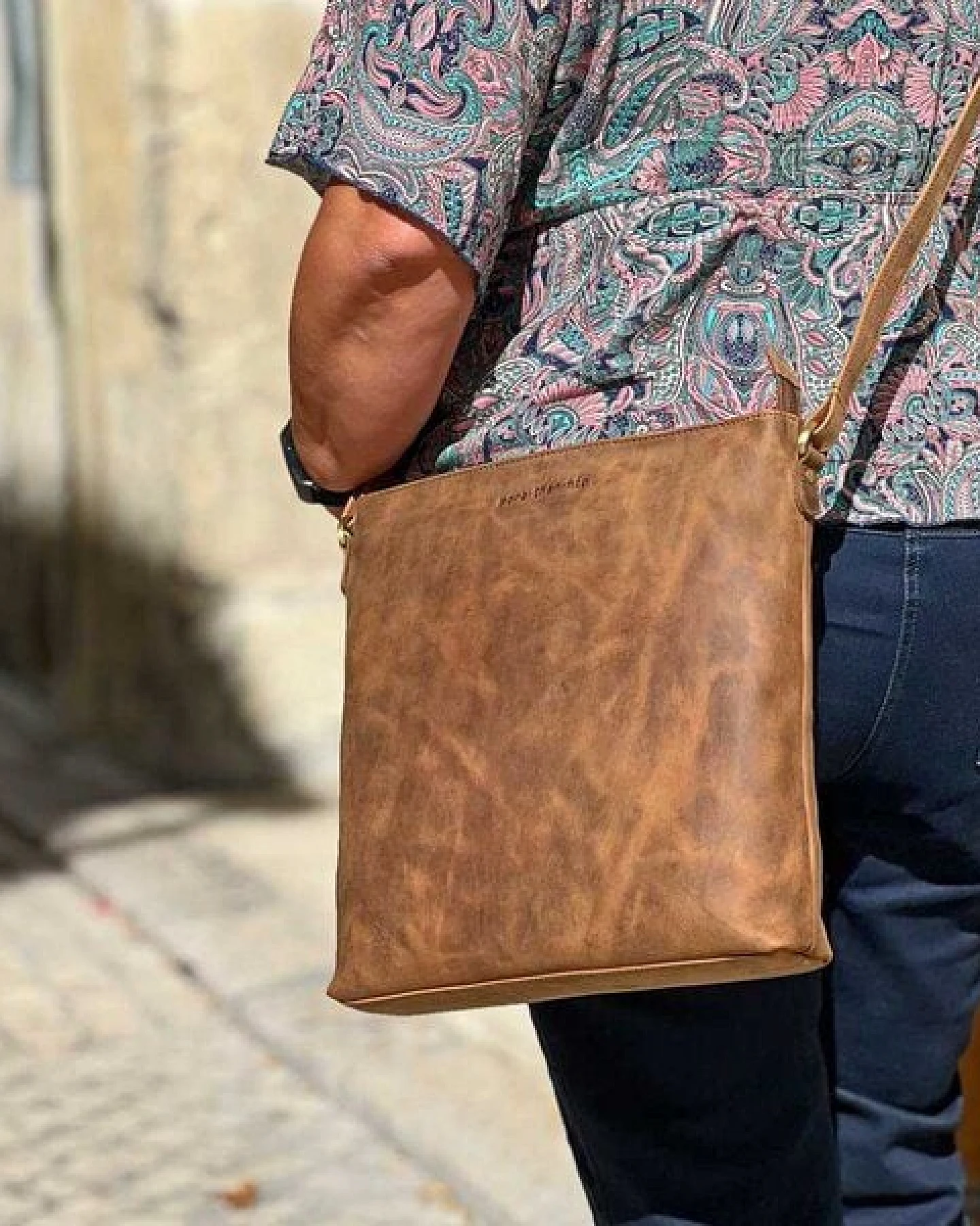MoreThanHip Crossbody umhängetasche aus mattem Vintage Öko-Leder - Bryony braun oder schwarz – Ansicht 2
