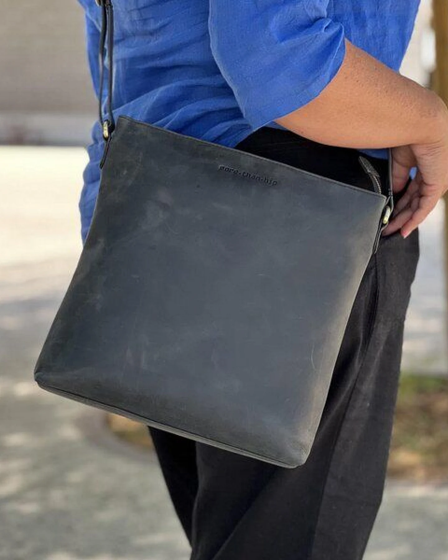 MoreThanHip Crossbody umhängetasche aus mattem Vintage Öko-Leder - Bryony braun oder schwarz – Ansicht 2