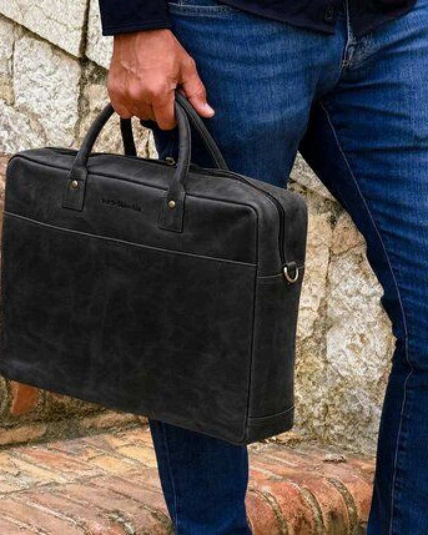 MoreThanHip Geräumige Laptoptasche 15,6" aus mattem Vintage-Öko-Leder - Huckleberry braun oder schwarz – Ansicht 4
