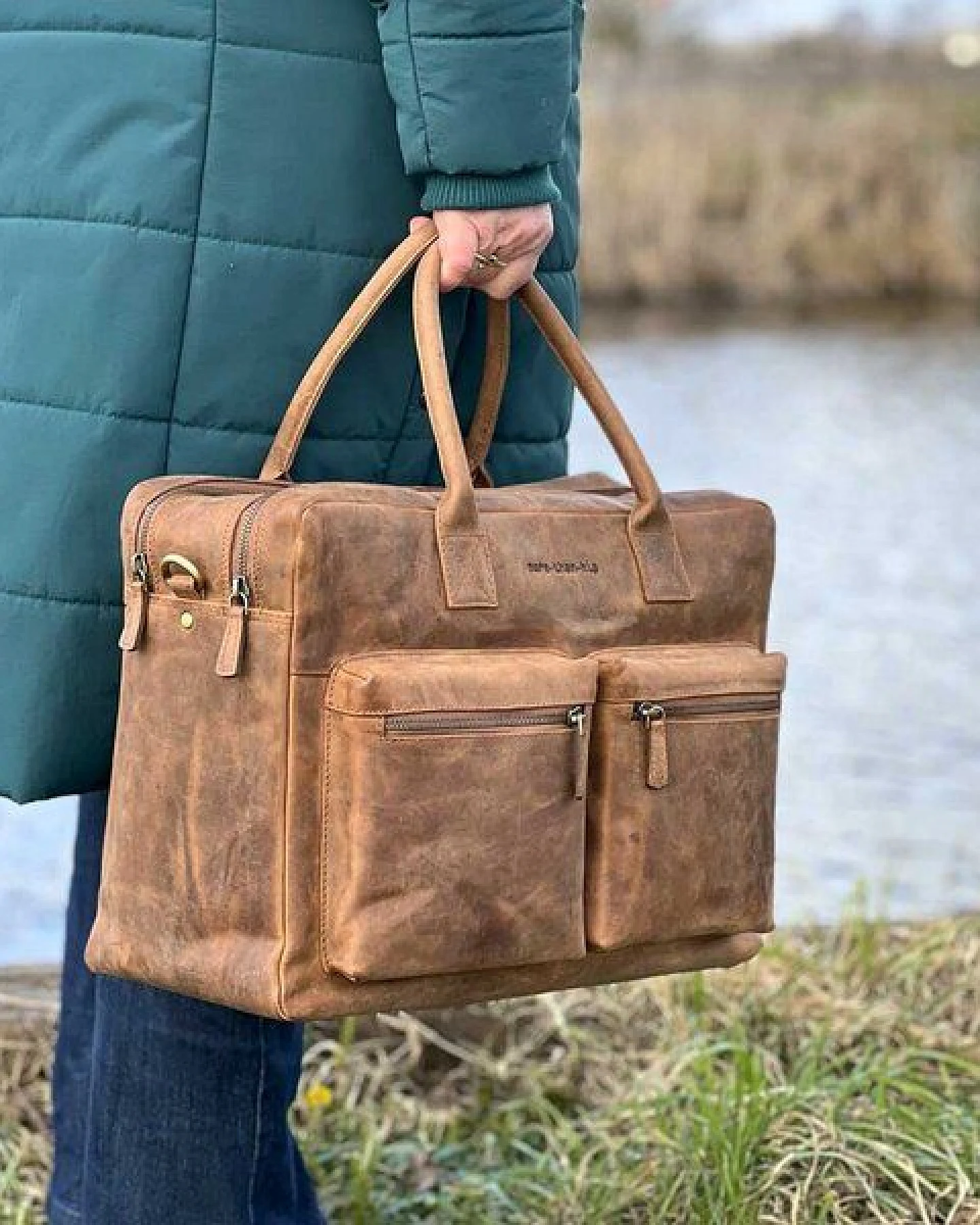 MoreThanHip Große Arbeitstasche mit 15,6"-Laptopfach aus mattem Vintage-Öko-Leder - Sycamore - braun oder schwarz – Ansicht 2