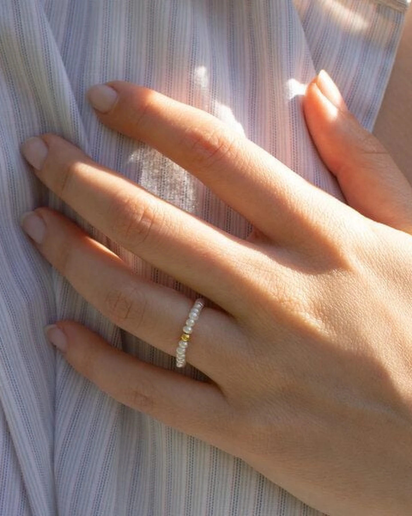 Paeoni Colors Perlenring aus Mini-Süßwasserperlen und 18k Gold Vermeil, 925 Sterling Silber – Ansicht 3
