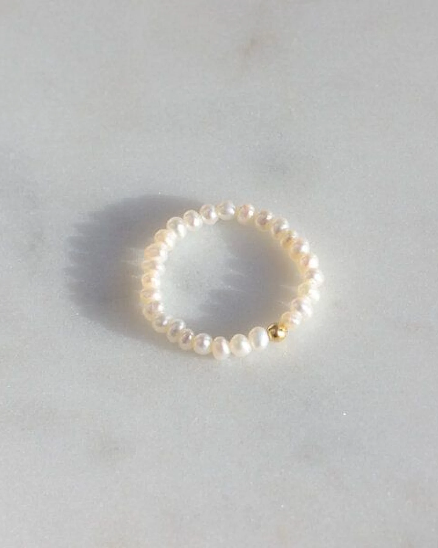 Paeoni Colors Perlenring aus Mini-Süßwasserperlen und 18k Gold Vermeil, 925 Sterling Silber – Ansicht 4