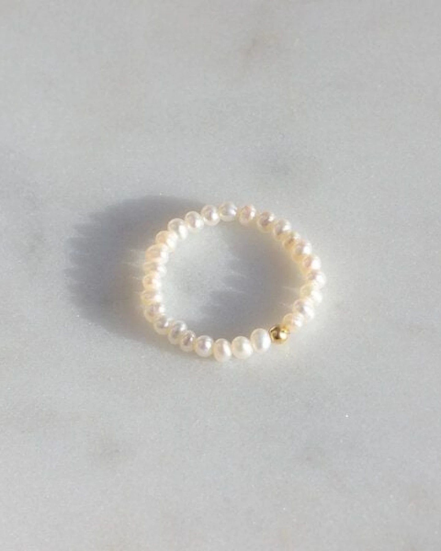 Paeoni Colors Perlenring aus Mini-Süßwasserperlen und 18k Gold Vermeil, 925 Sterling Silber – Ansicht 4