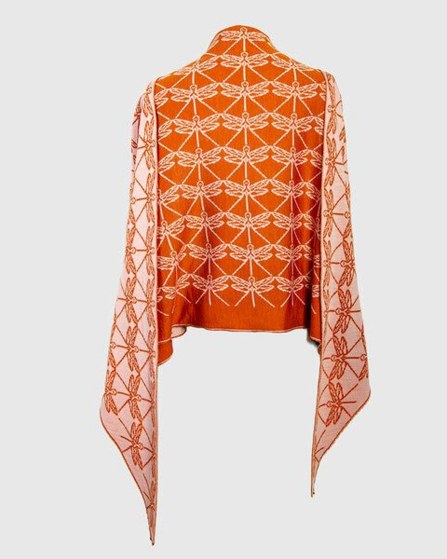 LANARTO slow fashion Schultertuch Libelle aus mulesingfreier Merinowolle made in germany – Ansicht 2