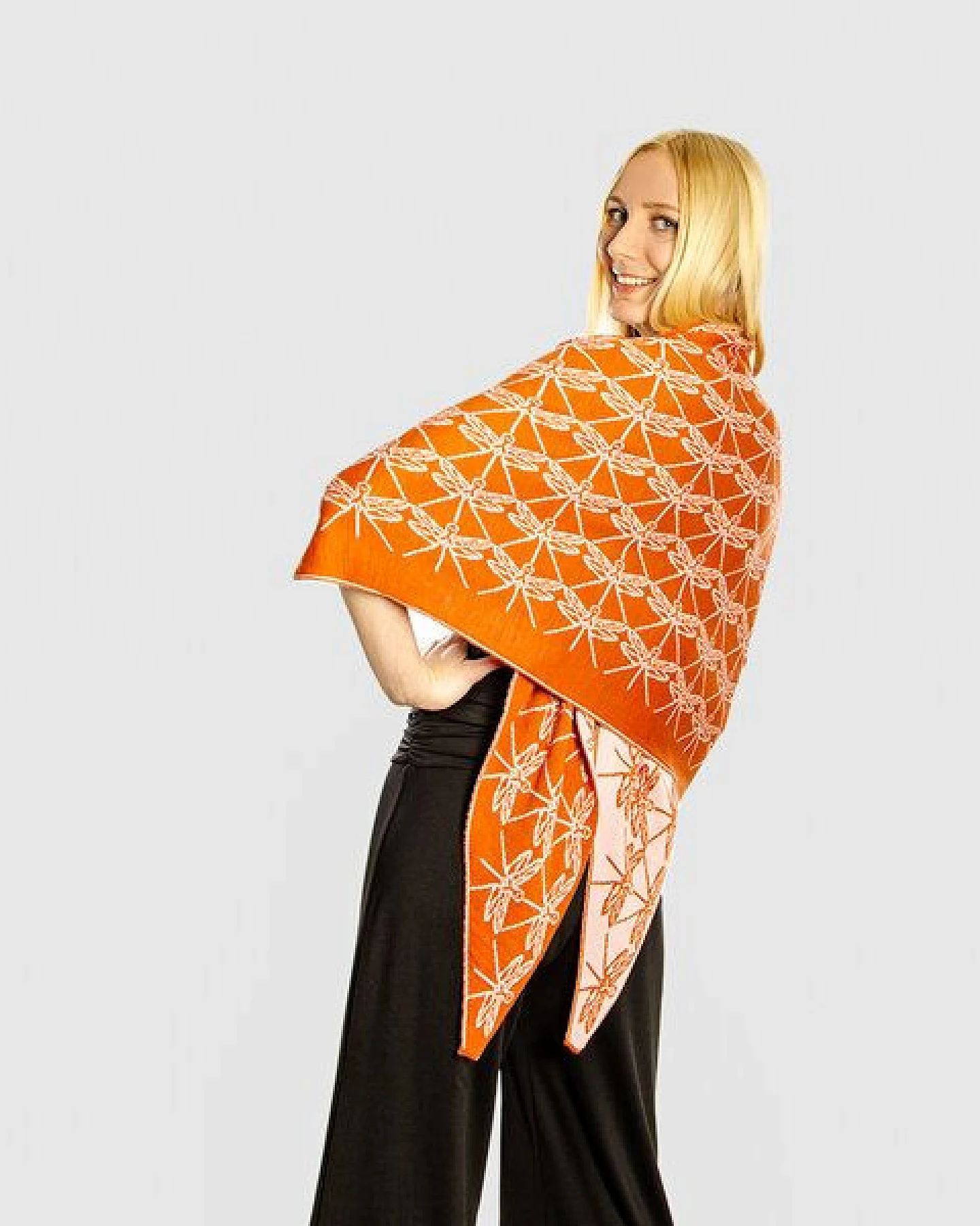 LANARTO slow fashion Schultertuch Libelle aus mulesingfreier Merinowolle made in germany – Ansicht 4