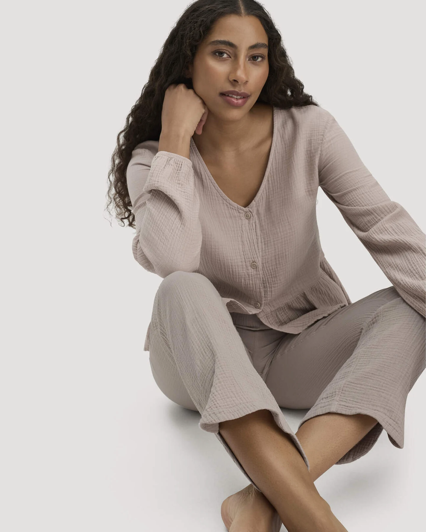 hessnatur Damen Musselin Schlafhose Regular PURE COMFORT aus Bio-Baumwolle - beige - Größe 40 – Ansicht 2