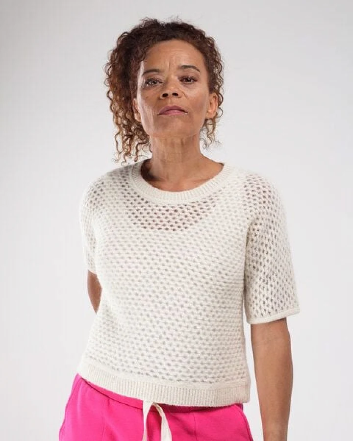Alma & Lovis Sommer-Alpakashirt mit zartem Lochmuster