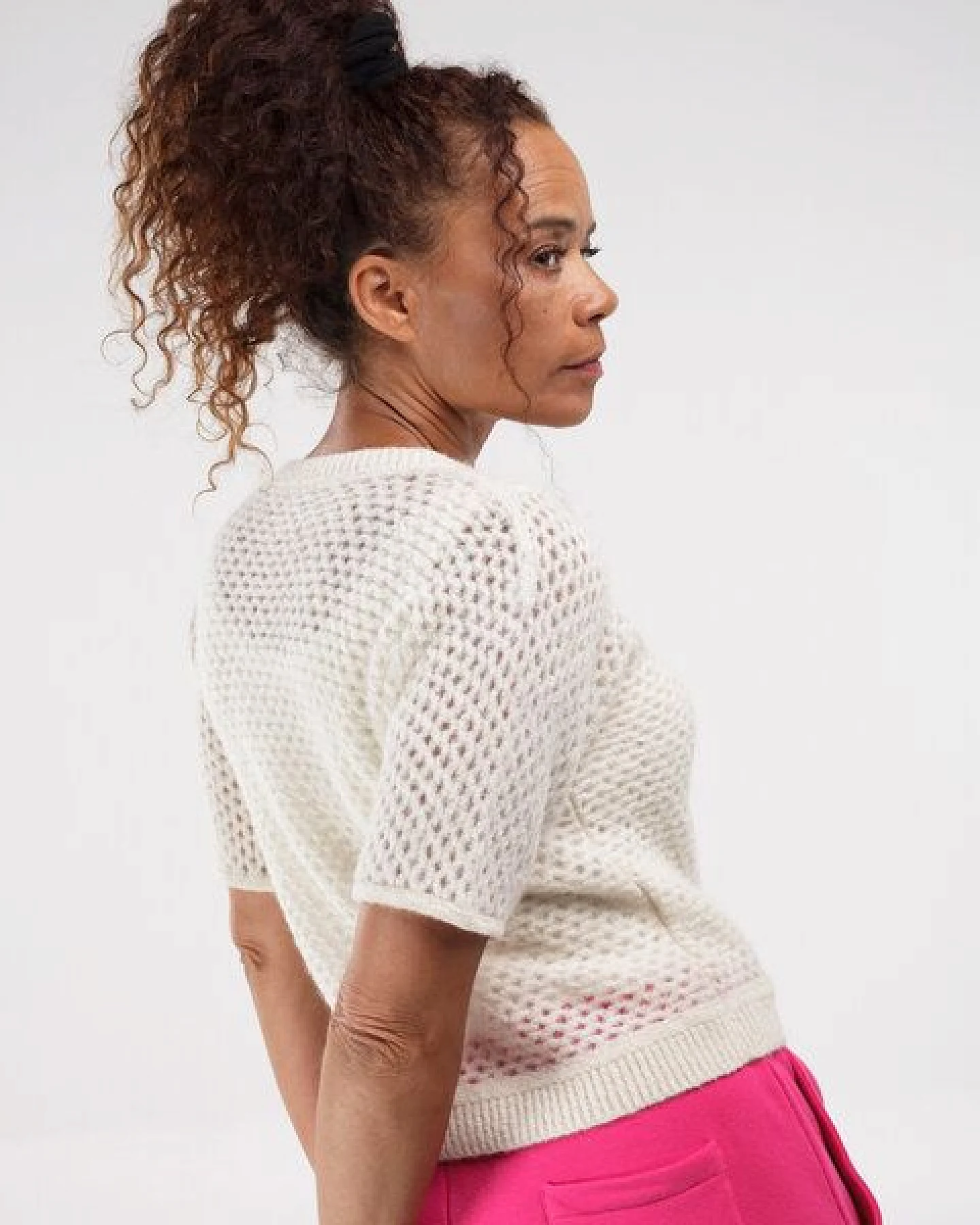 Alma & Lovis Sommer-Alpakashirt mit zartem Lochmuster – Ansicht 3