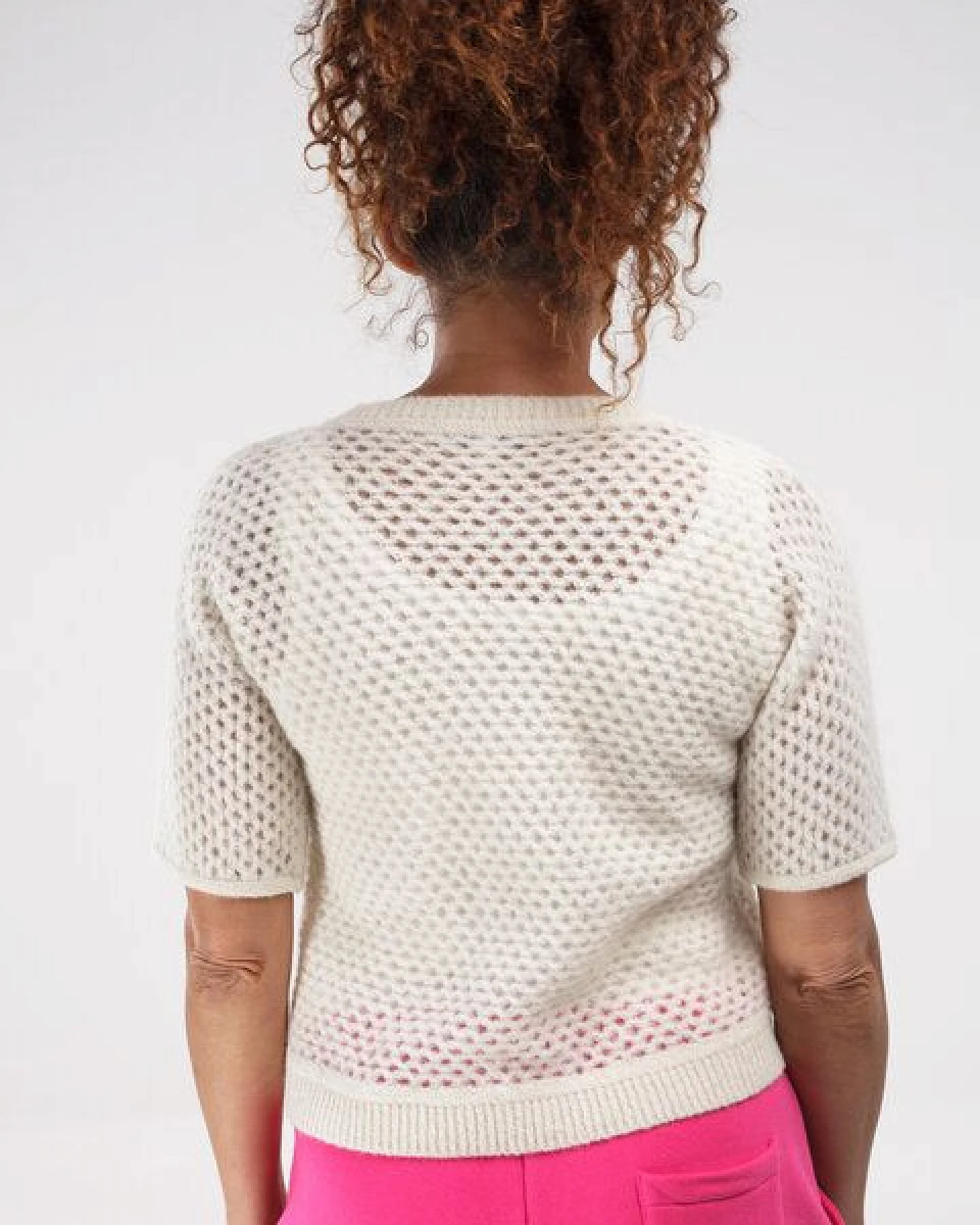 Alma & Lovis Sommer-Alpakashirt mit zartem Lochmuster – Ansicht 4