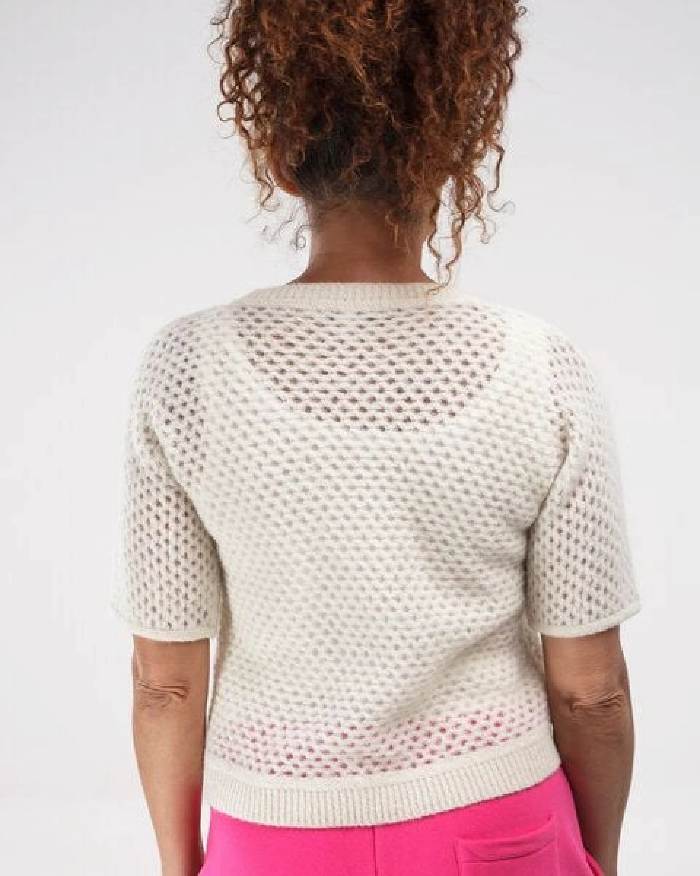 Alma & Lovis Sommer-Alpakashirt mit zartem Lochmuster – Ansicht 4