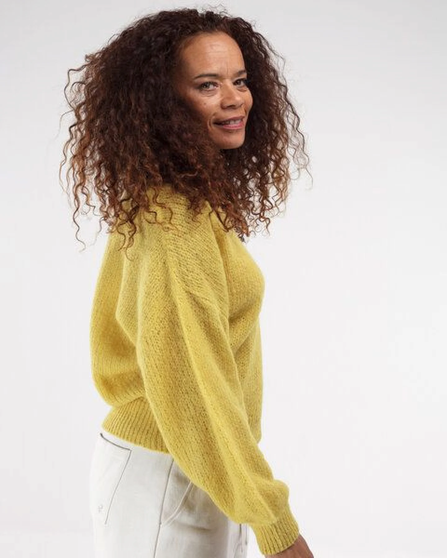 Alma & Lovis Leichter Pullover im Loose-Fit aus zartem Alpakastrick – Ansicht 2