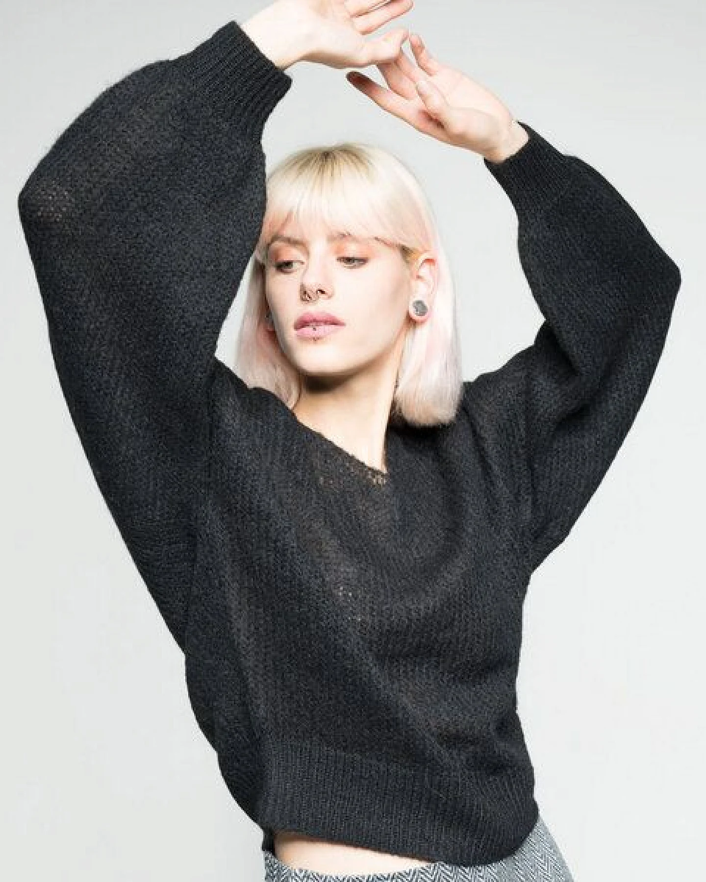 Alma & Lovis Leichter Pullover im Loose-Fit aus zartem Alpakastrick – Ansicht 2