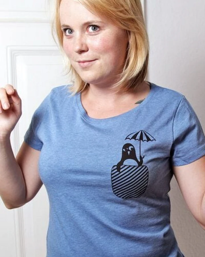 päfjes Pinguin mit Schirm / Brusttasche - Fair Wear Bio Frauen T-Shirt - Blau