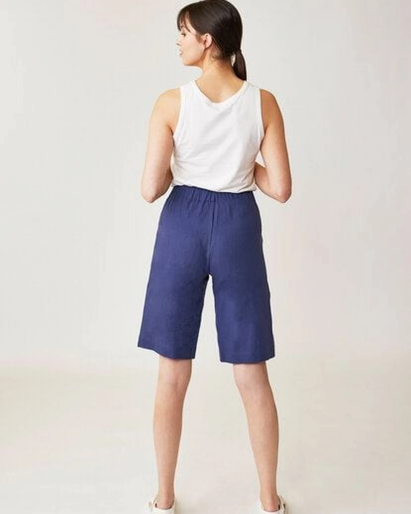LANA Organic Weit geschnittene Shorts aus nachhaltigem Baumwoll-Hanf Gewebe für Damen - Azita – Ansicht 4