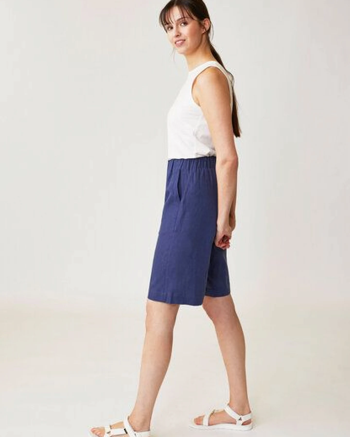 LANA Organic Weit geschnittene Shorts aus nachhaltigem Baumwoll-Hanf Gewebe für Damen - Azita – Ansicht 2
