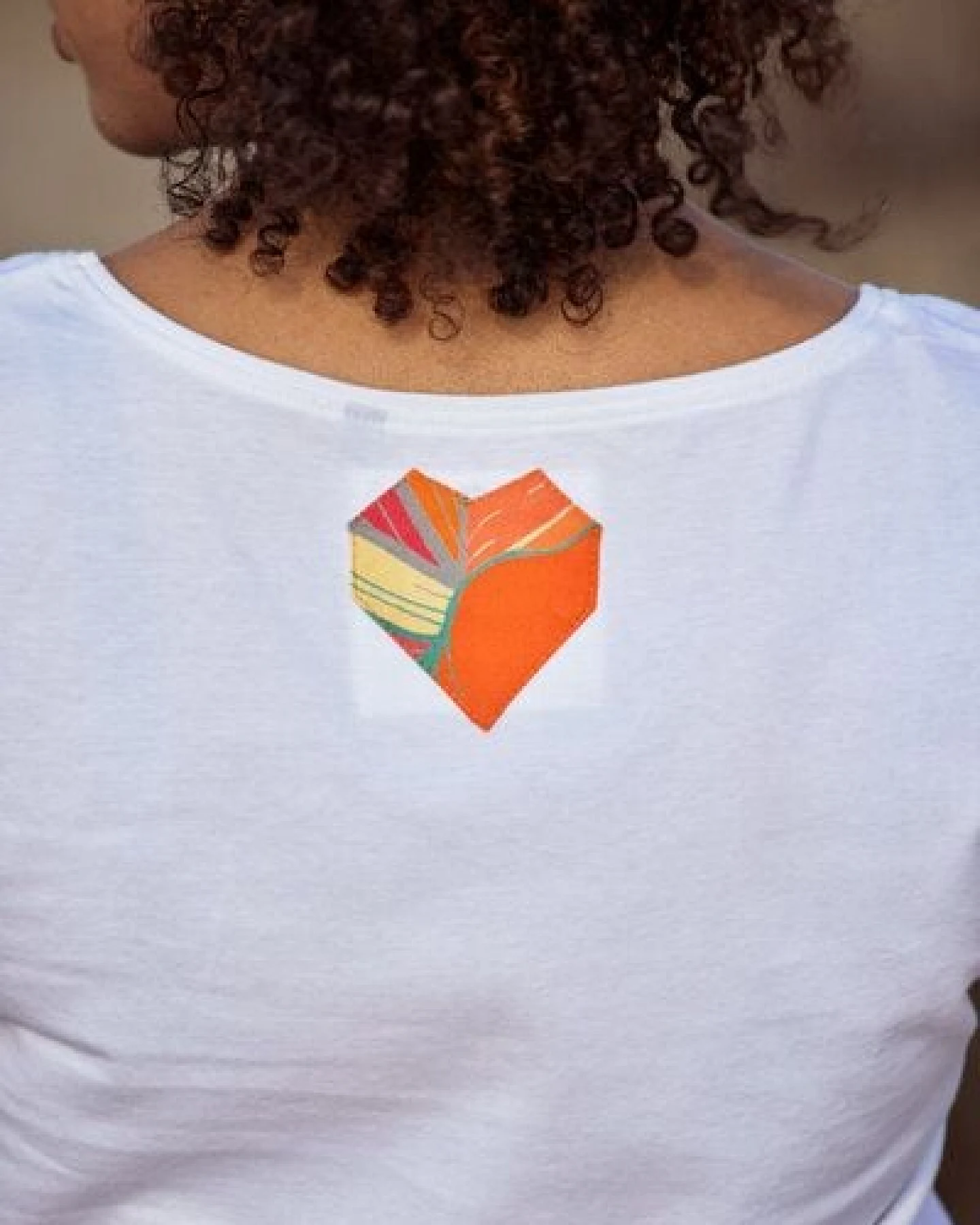 T-shirt Devi Fit Be My Valentine aus Fairtrade-Baumwolle – Lockerer gerader Schnitt – Kurz Ärmel – Halsausschnitt abgerundet – 100% in der EU fair produziert – KOKOworld – Ansicht 4