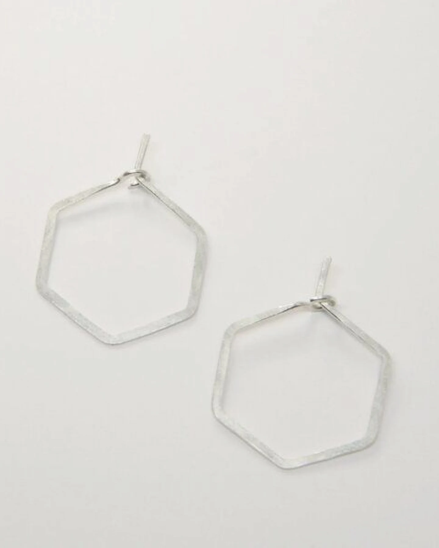 BELLYBIRD Jewellery CREOLEN - Hexagon, gehämmert, S/M/L – Ansicht 2