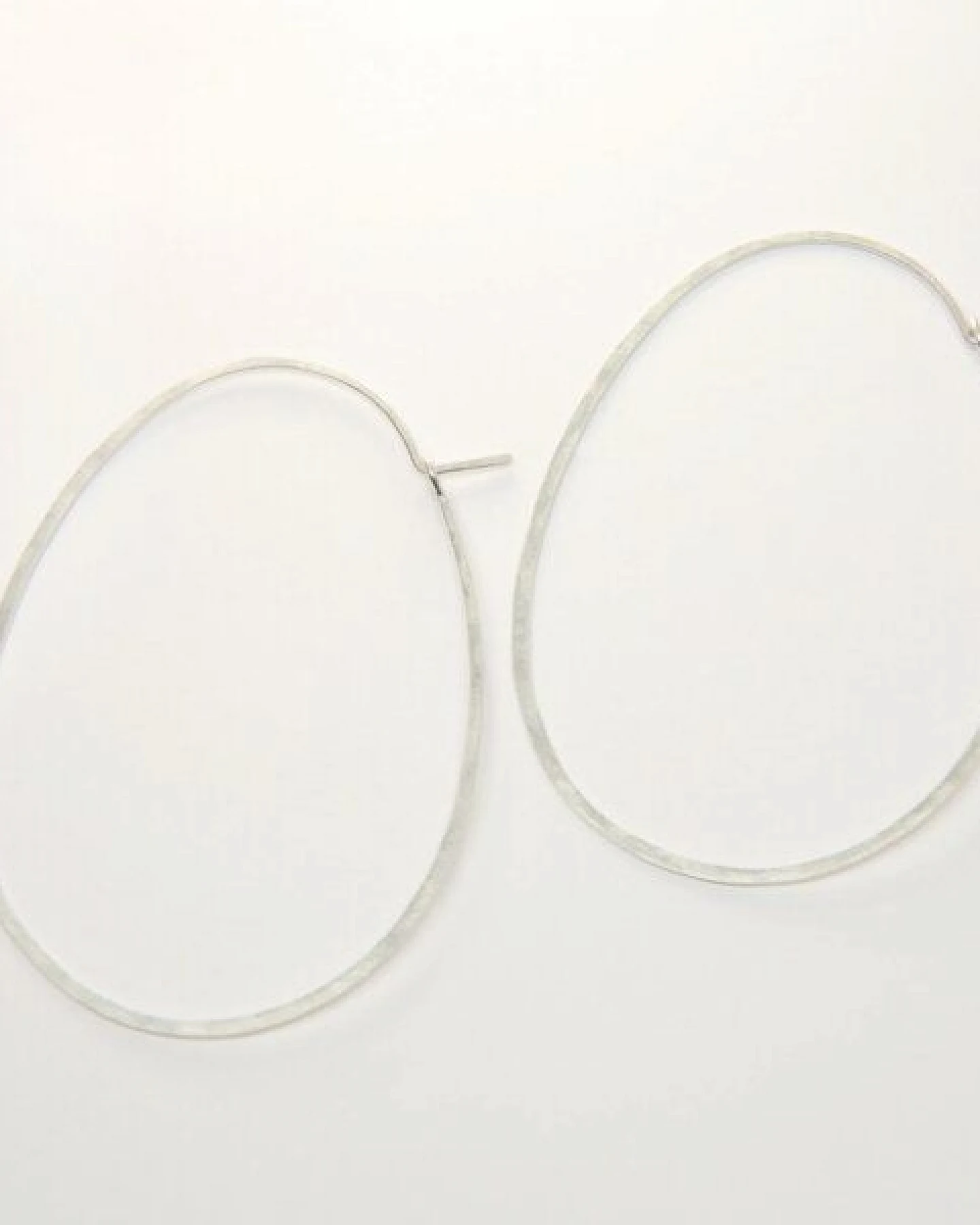 BELLYBIRD Jewellery CREOLEN - Oval, gehämmert, M/L – Ansicht 2