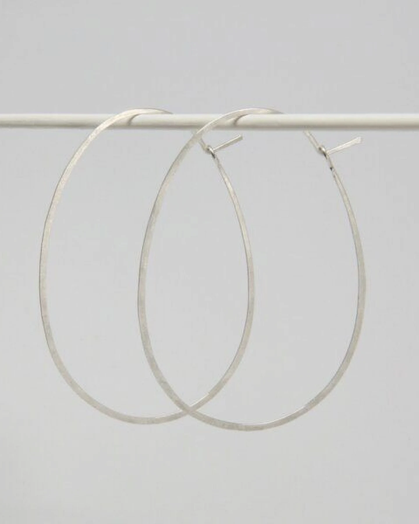 BELLYBIRD Jewellery CREOLEN - Oval, gehämmert, M/L – Ansicht 3