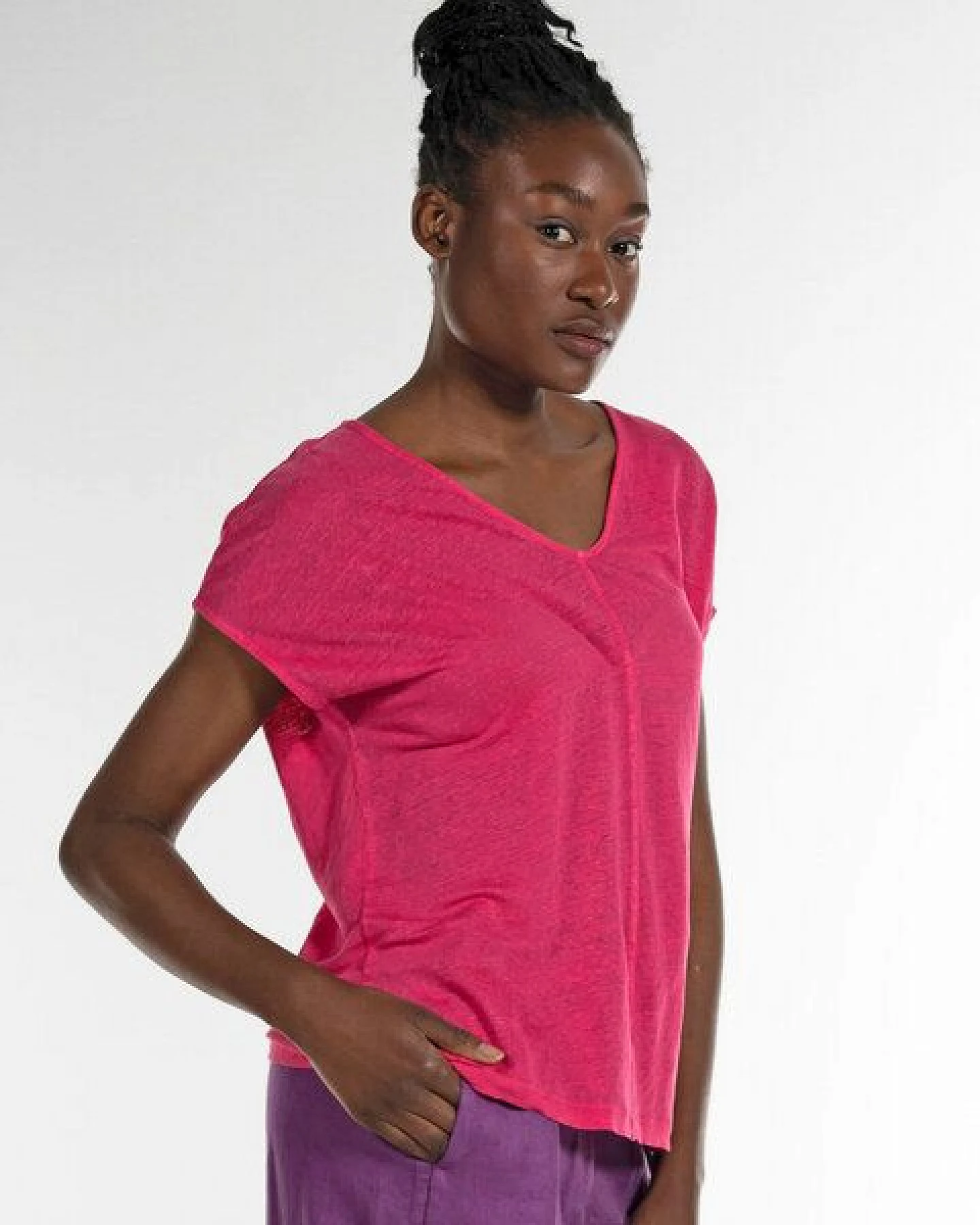 Alma & Lovis V-Neck Shirt im Loose-Fit aus reinem Leinen – Ansicht 2