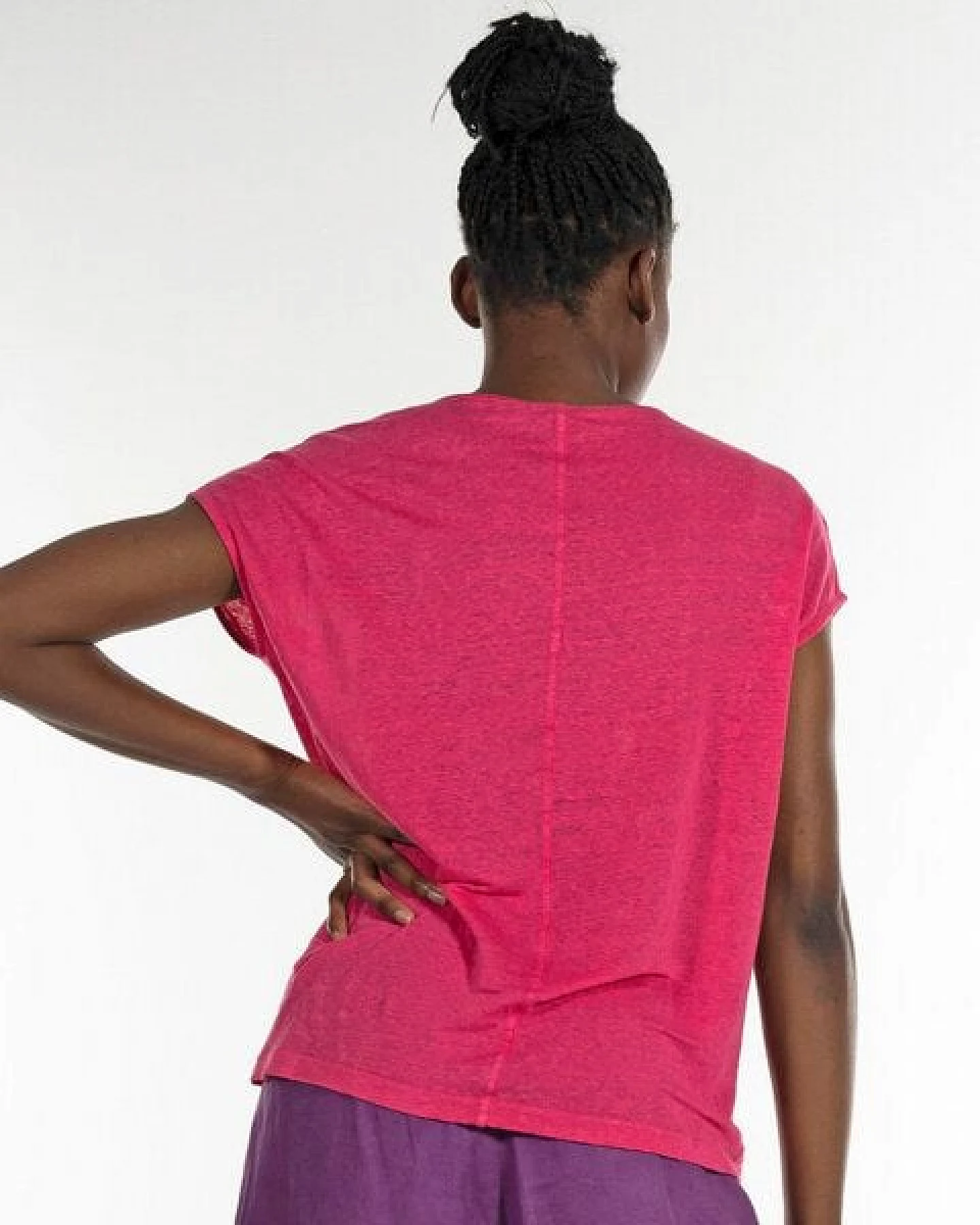 Alma & Lovis V-Neck Shirt im Loose-Fit aus reinem Leinen – Ansicht 3