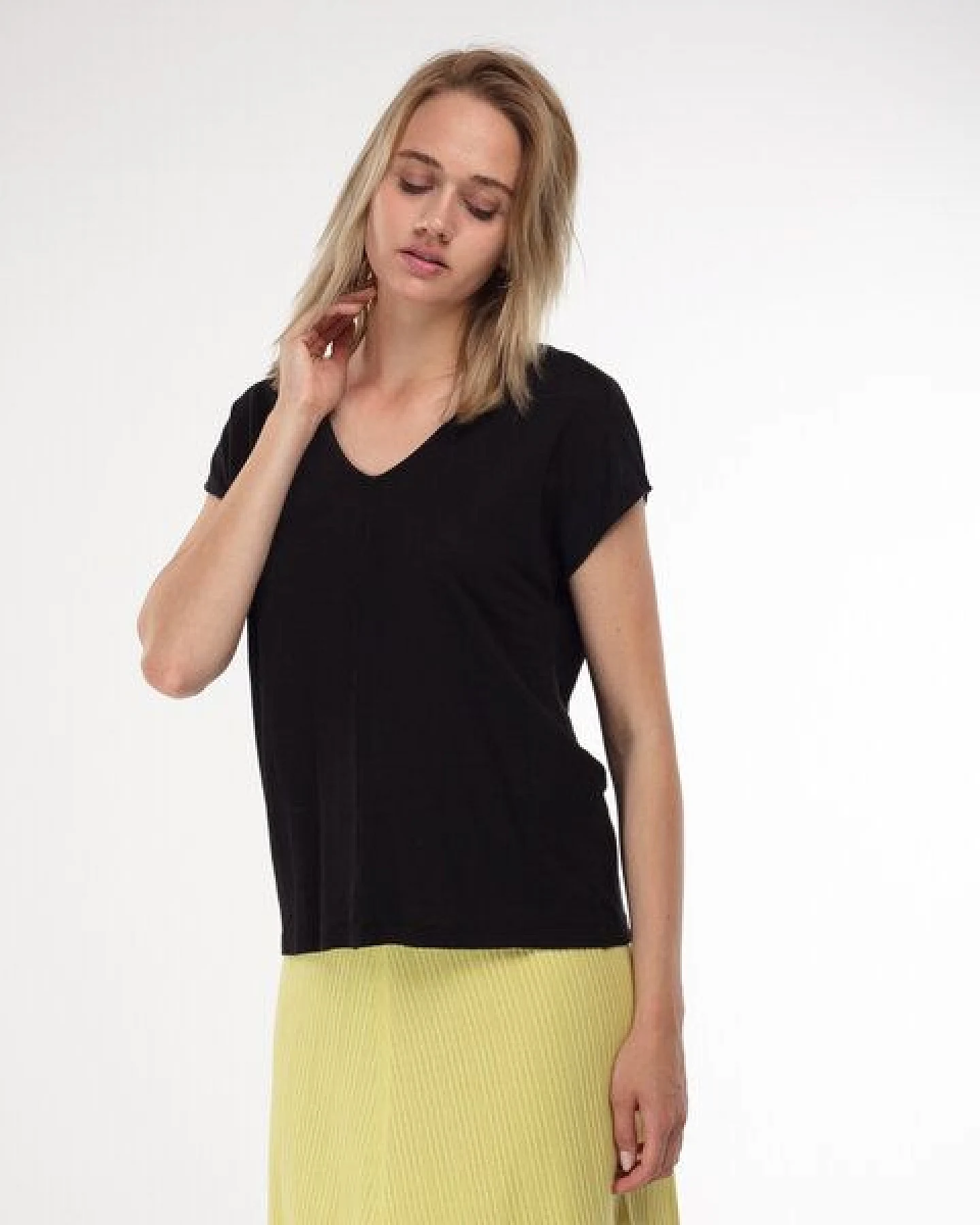Alma & Lovis V-Neck Shirt im Loose-Fit aus reinem Leinen – Ansicht 3