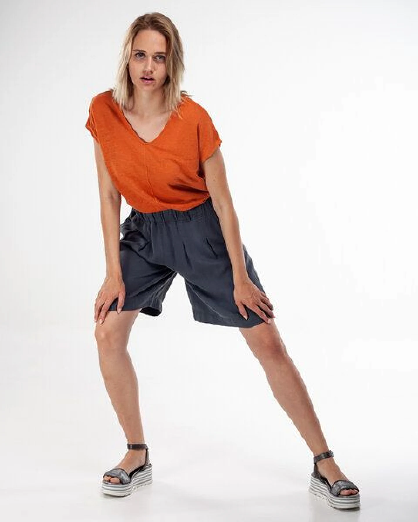 Alma & Lovis V-Neck Shirt im Loose-Fit aus reinem Leinen – Ansicht 3