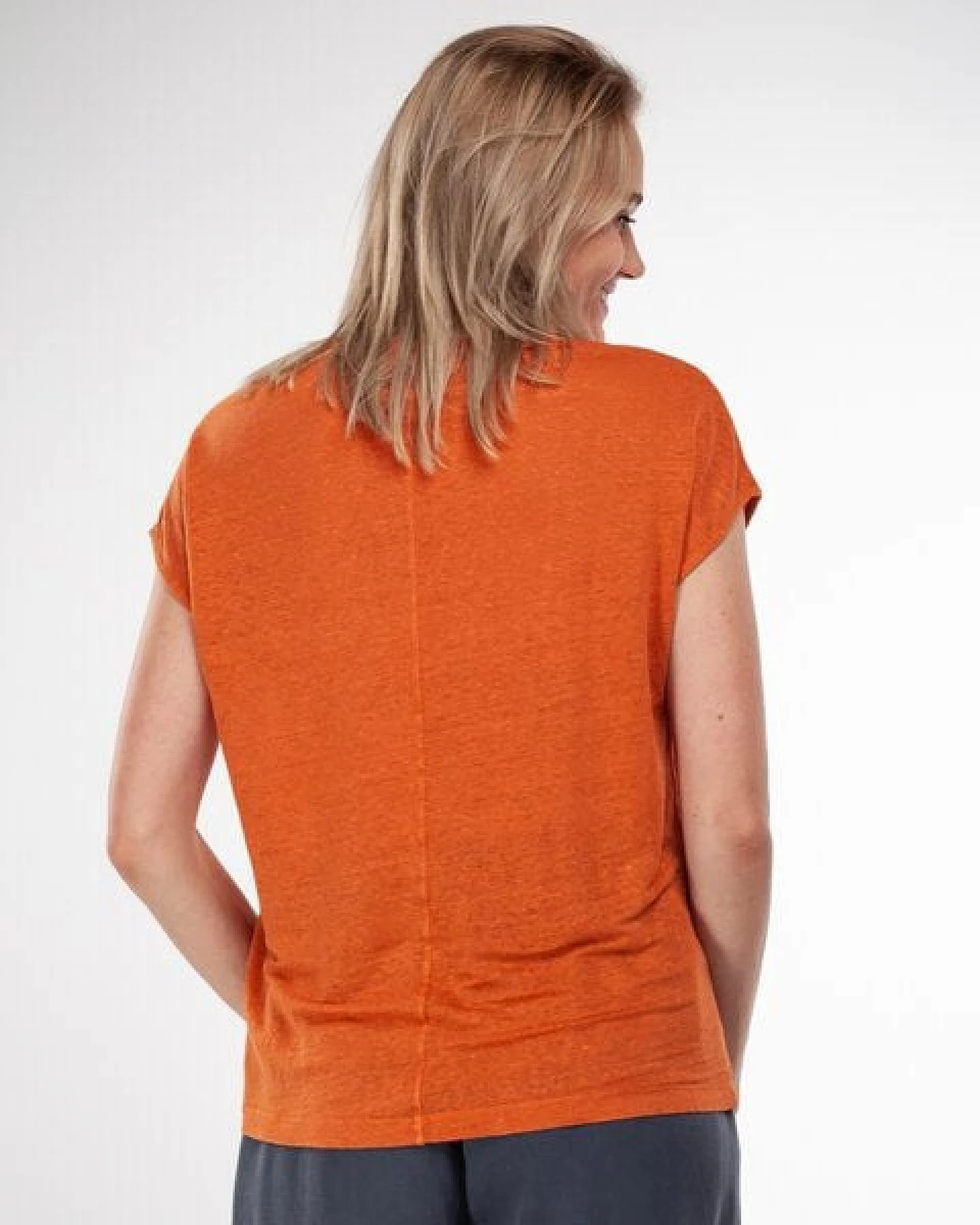 Alma & Lovis V-Neck Shirt im Loose-Fit aus reinem Leinen – Ansicht 4