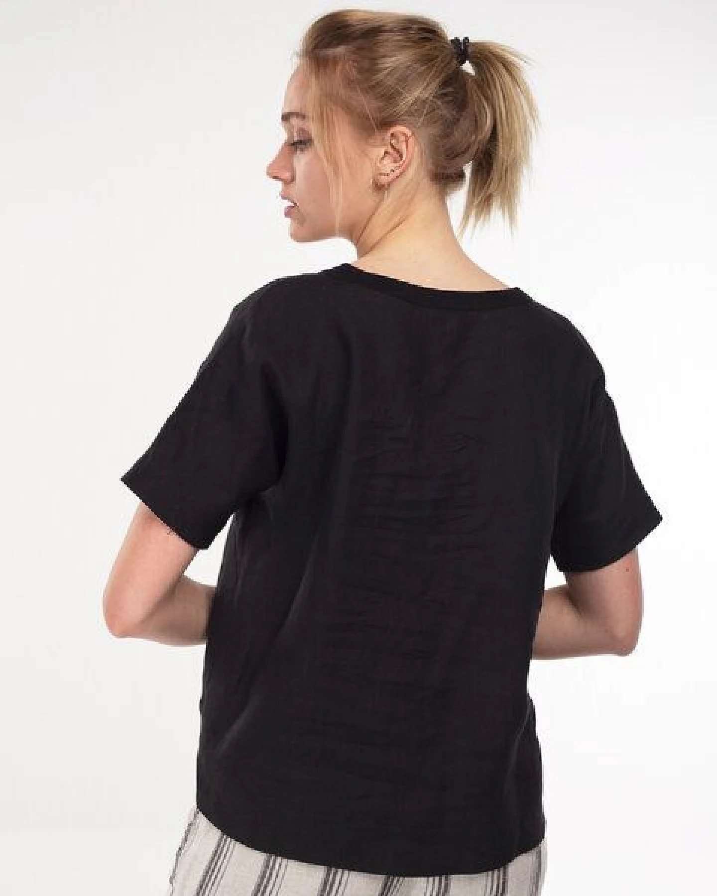 Alma & Lovis Legeres V-Neck Blusenshirt aus reinem Leinen – Ansicht 3
