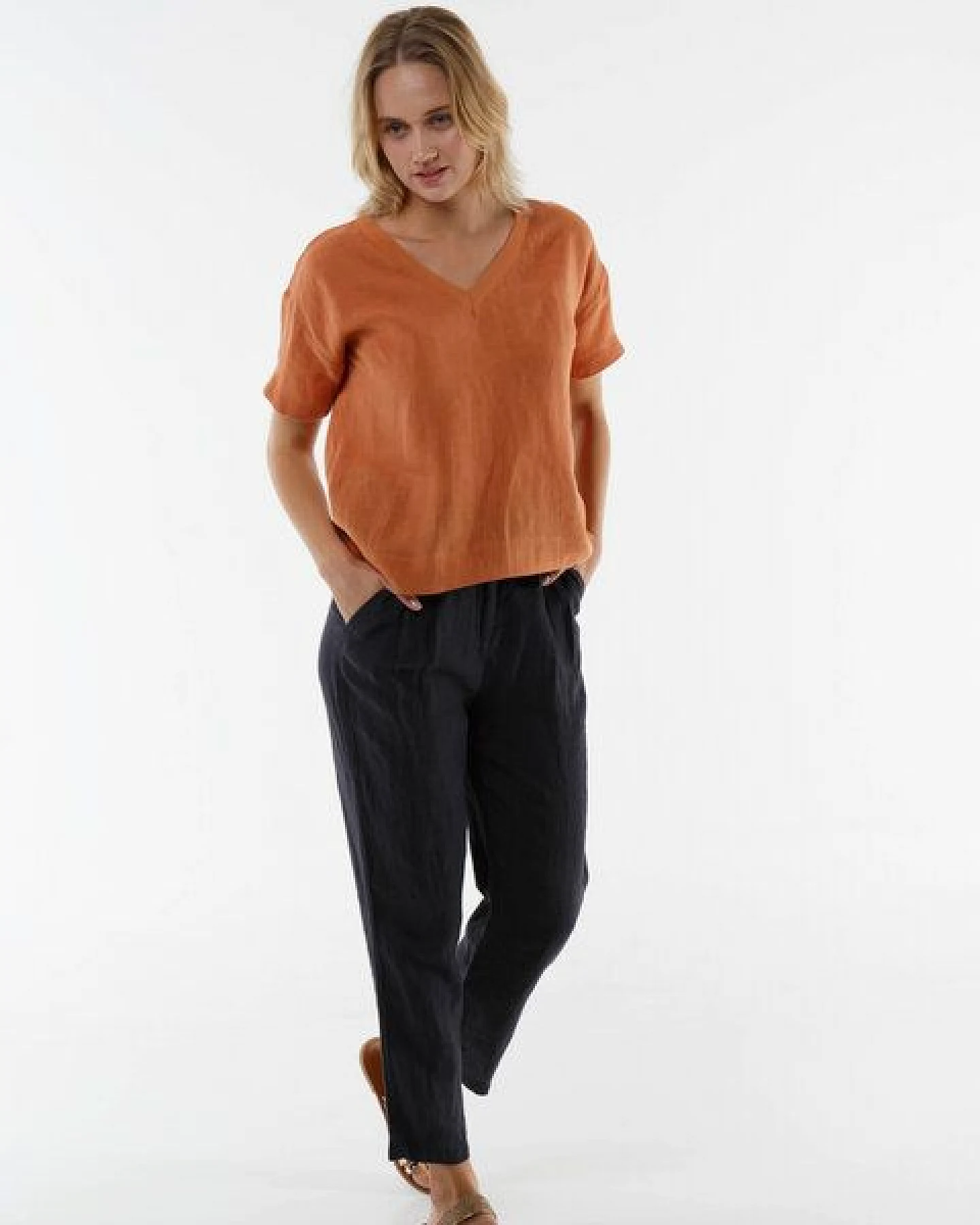 Alma & Lovis Legeres V-Neck Blusenshirt aus reinem Leinen – Ansicht 2