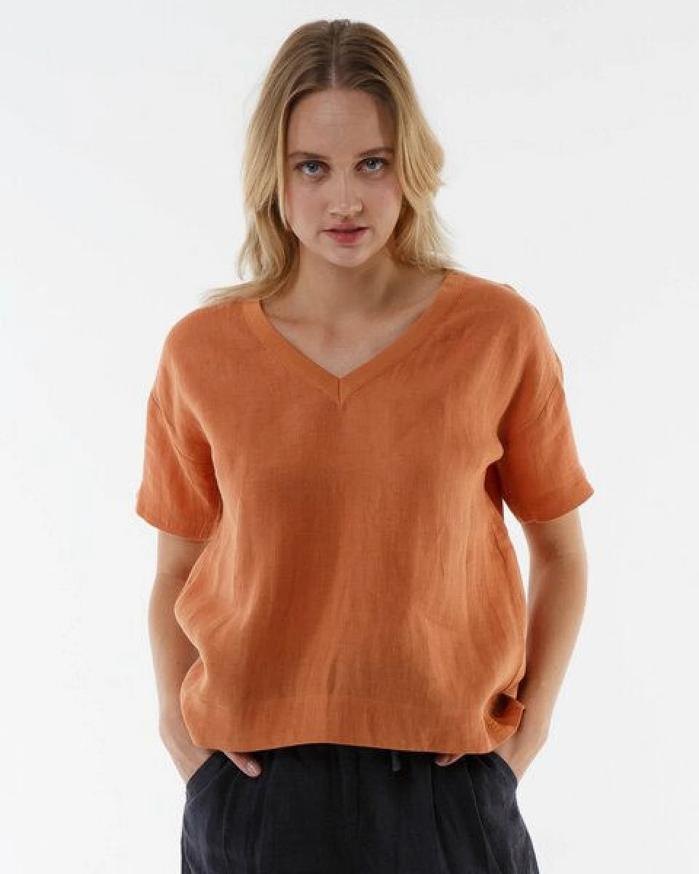 Alma & Lovis Legeres V-Neck Blusenshirt aus reinem Leinen – Ansicht 3