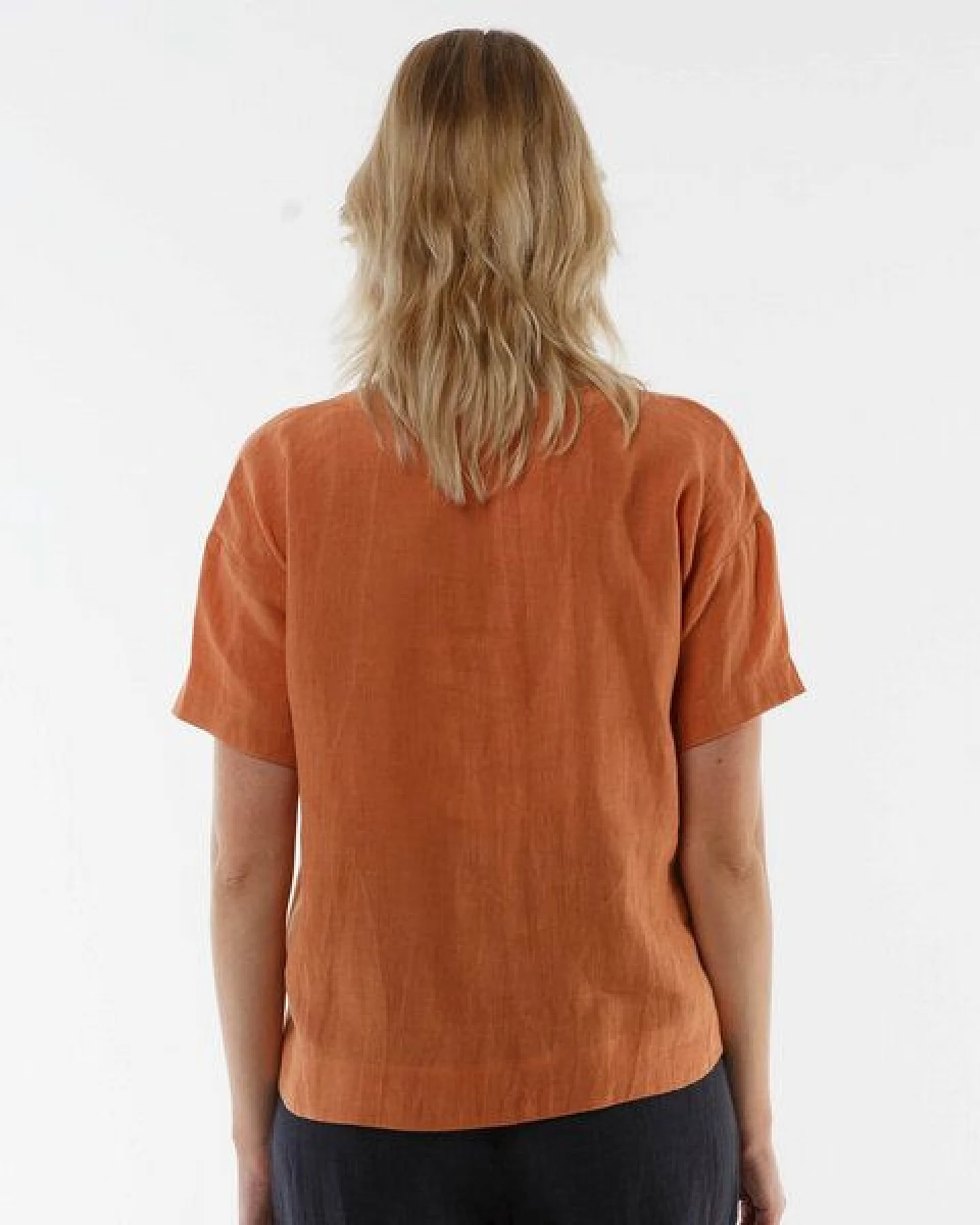 Alma & Lovis Legeres V-Neck Blusenshirt aus reinem Leinen – Ansicht 4