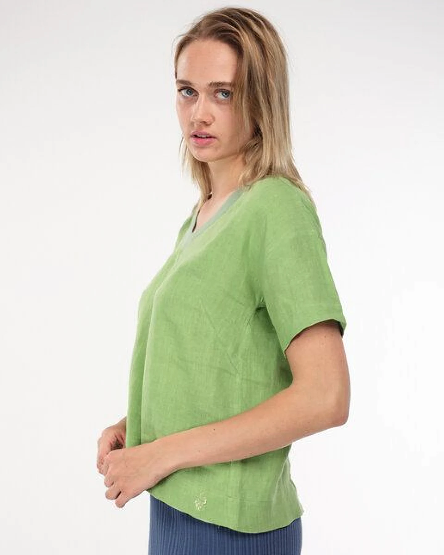 Alma & Lovis Legeres V-Neck Blusenshirt aus reinem Leinen – Ansicht 3