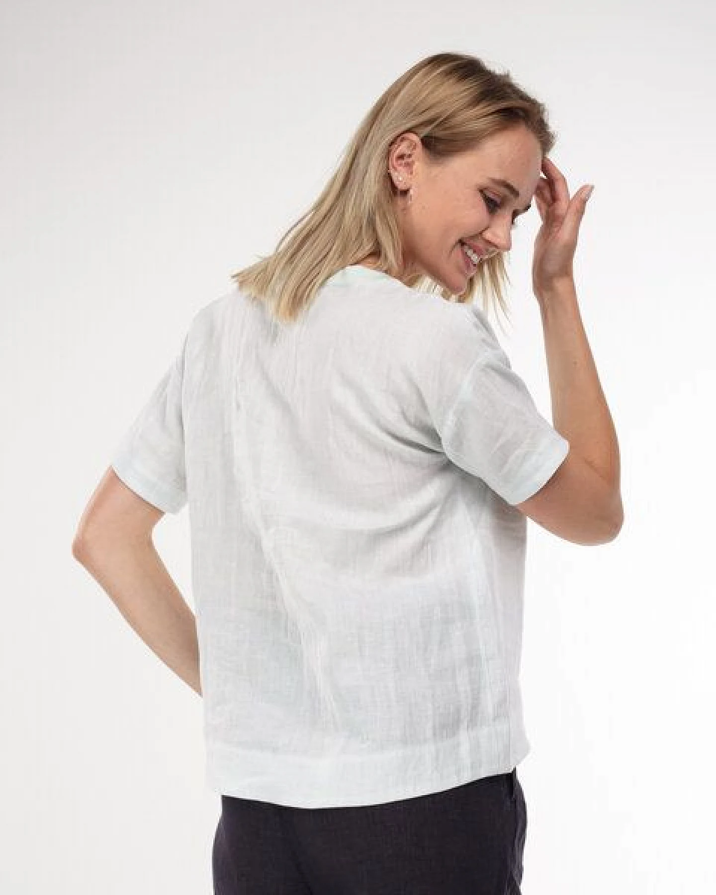 Alma & Lovis Legeres V-Neck Blusenshirt aus reinem Leinen – Ansicht 2