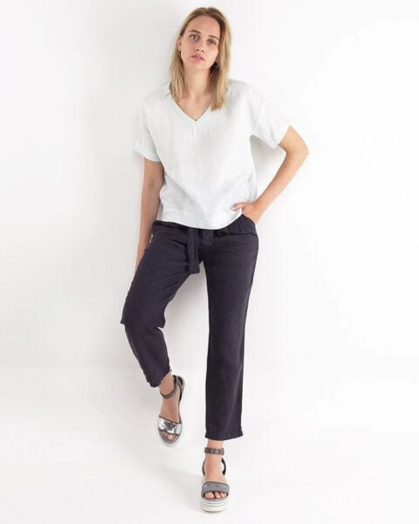 Alma & Lovis Legeres V-Neck Blusenshirt aus reinem Leinen – Ansicht 3