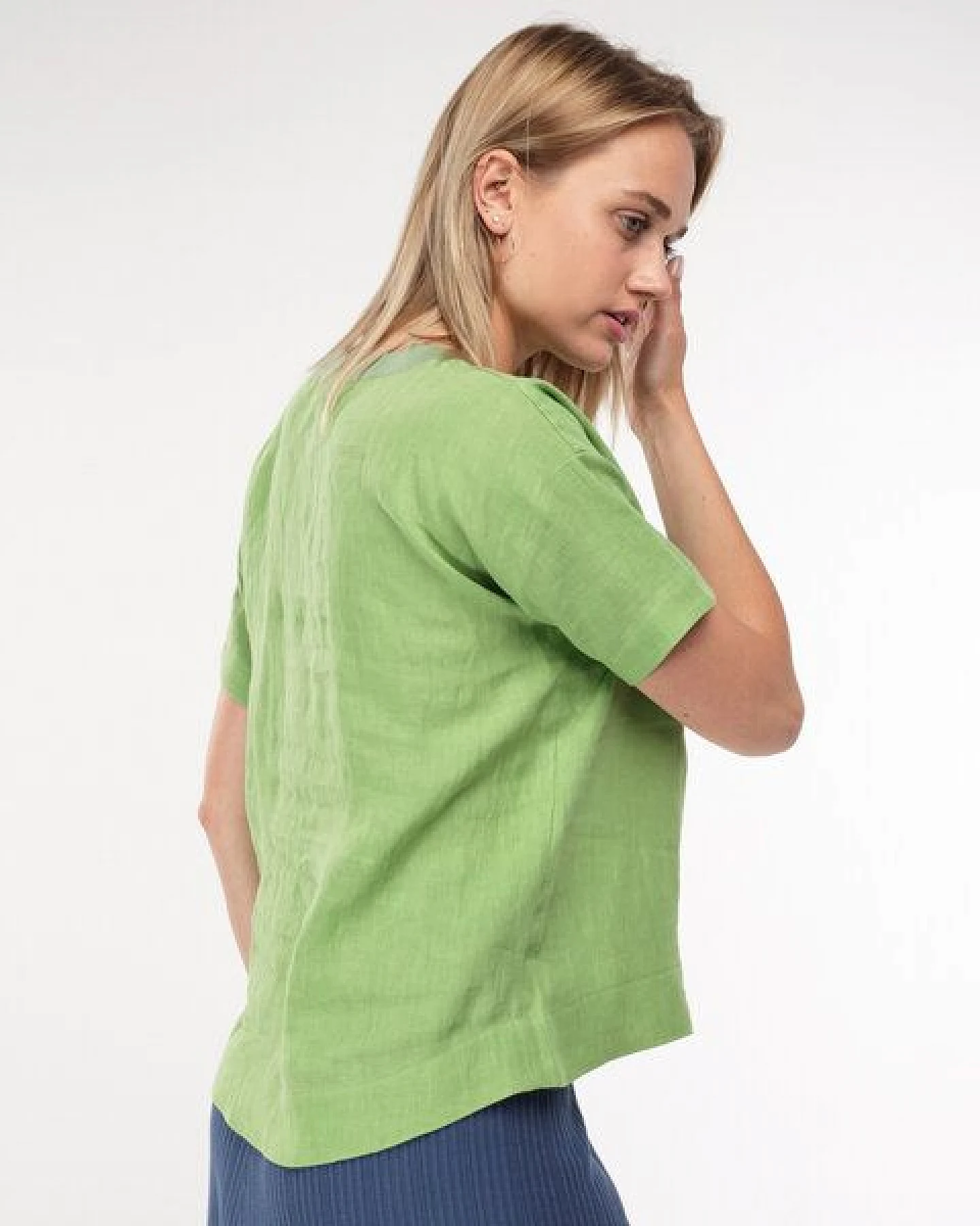 Alma & Lovis Legeres V-Neck Blusenshirt aus reinem Leinen – Ansicht 2