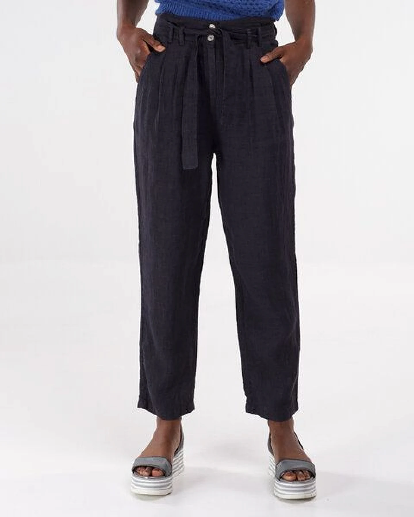 Alma & Lovis Sommerliche Hose mit Bindegürtel aus reinem Leinen – Ansicht 2