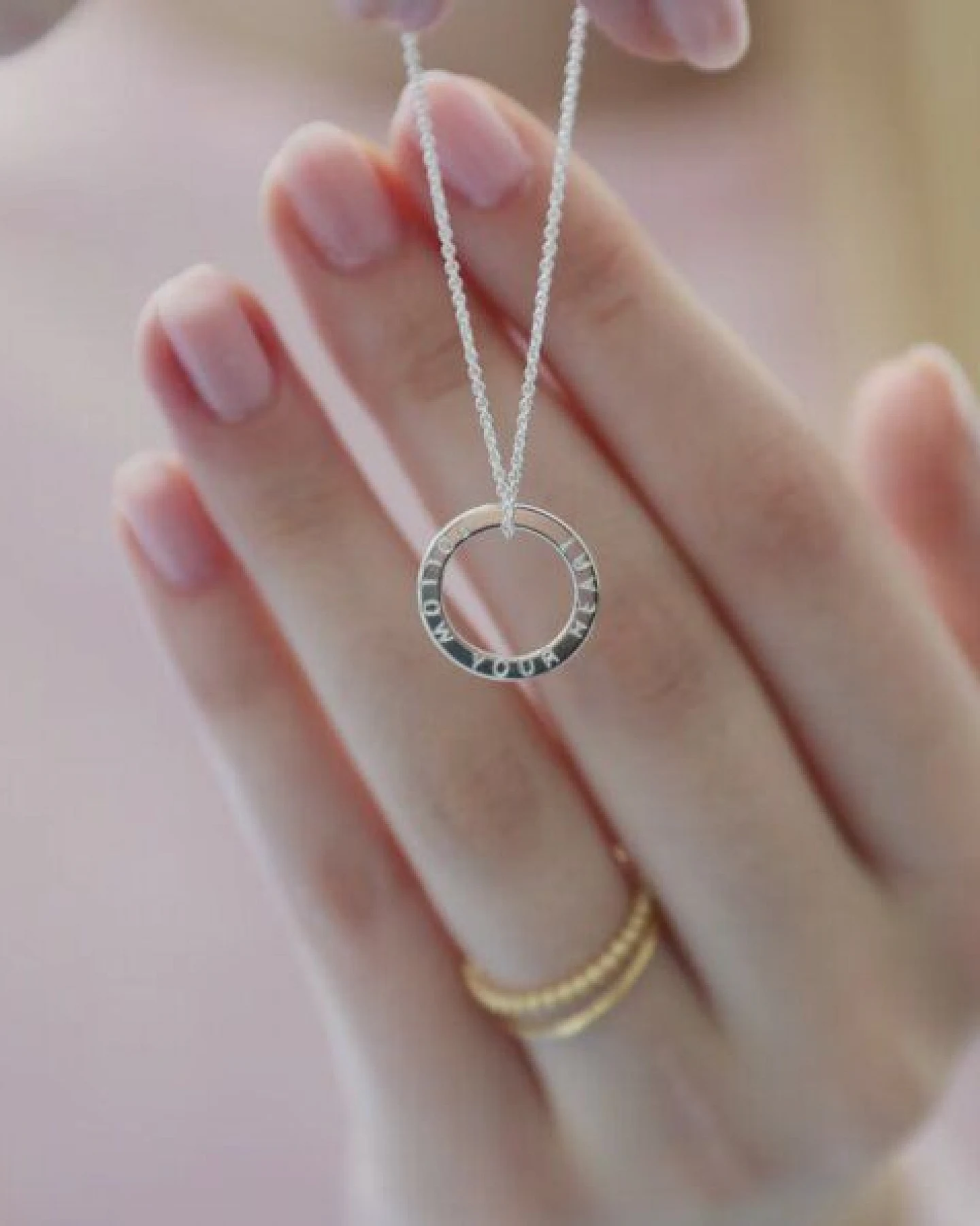 BELLYBIRD Jewellery Personalisierte Gravurkette - Ring, 16,5 mm / Silber/ Silber vergoldet – Ansicht 2
