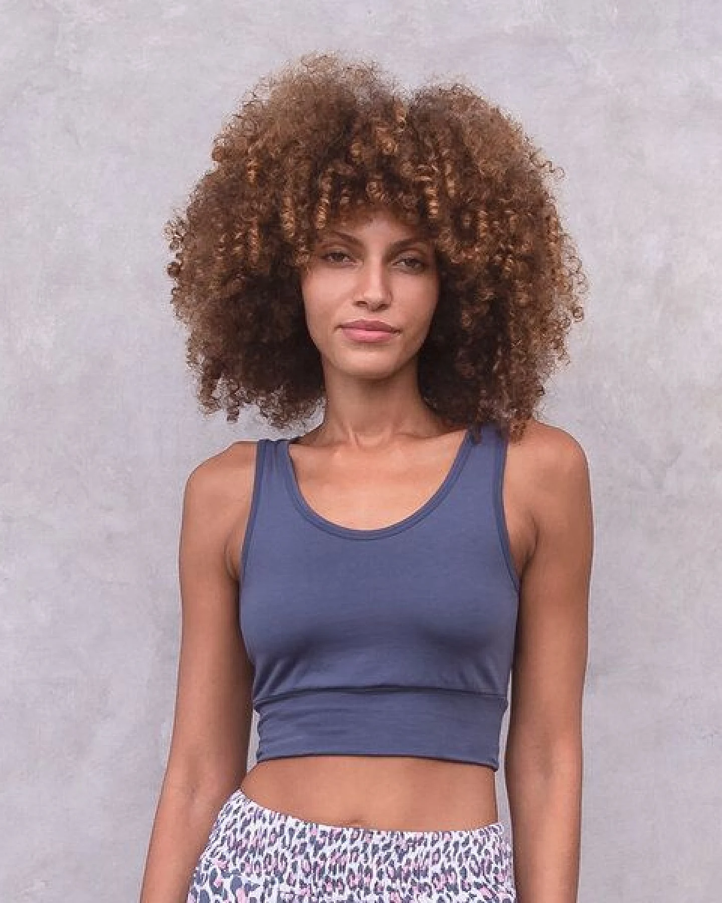 Jaya KURZES TOP SURYA - Bra/Croptop aus elastischer Biobaumwolle, Tankttop Stil vorne mit breiteren Trägern & raffiniertem Rücken – Ansicht 2